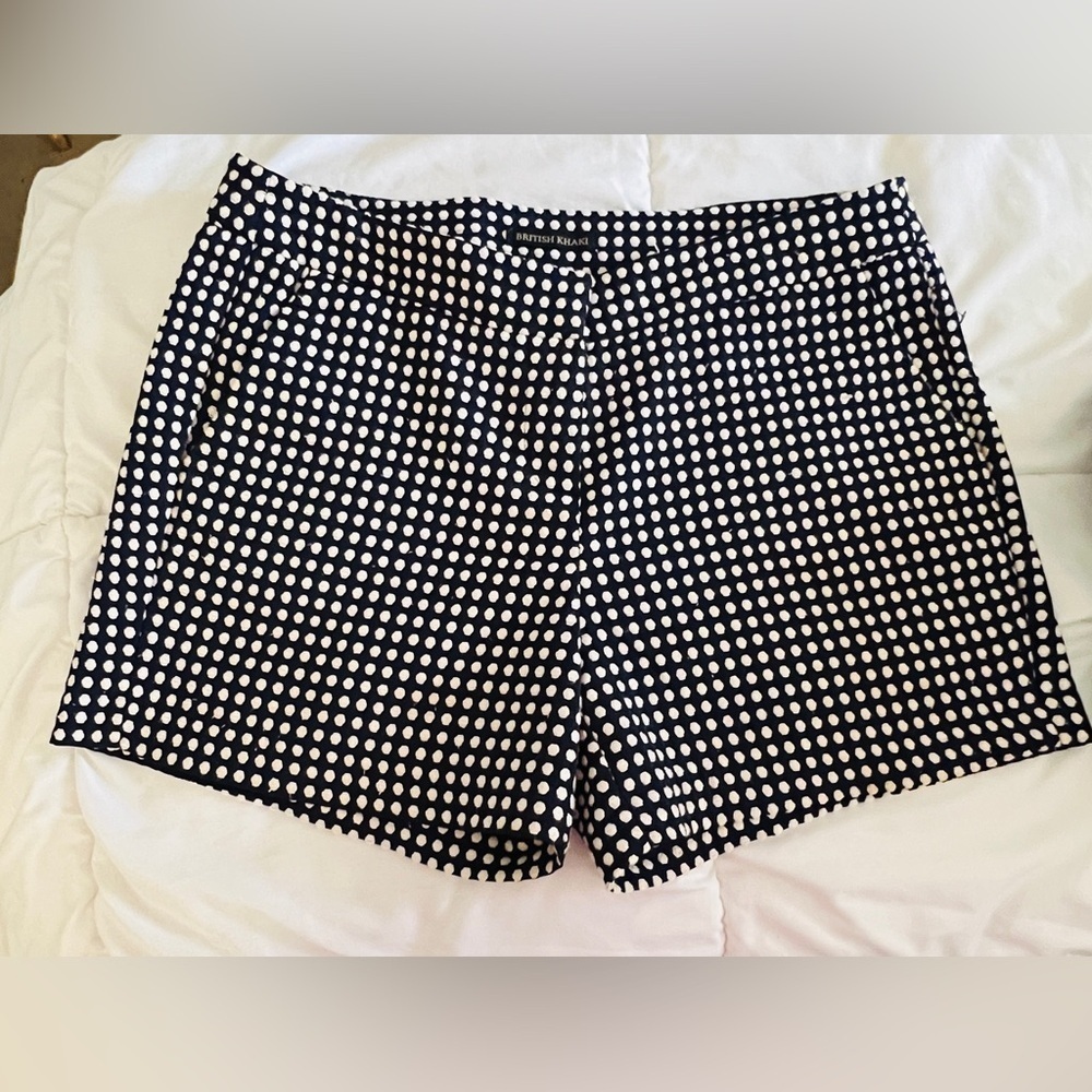 Polkadot Perfection: Step into Summer with British Khaki Size 10 Shorts! 🌟🔵⚪️